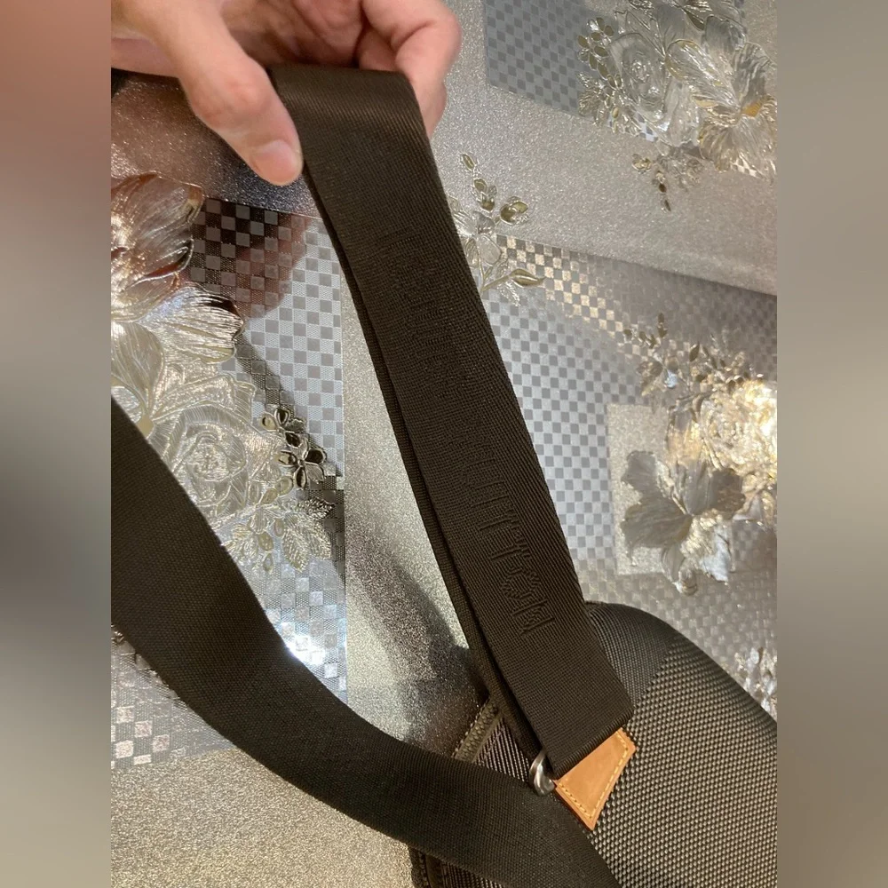 💯% Authentic Louis Vuitton crossbody - Picture 5 of 16
